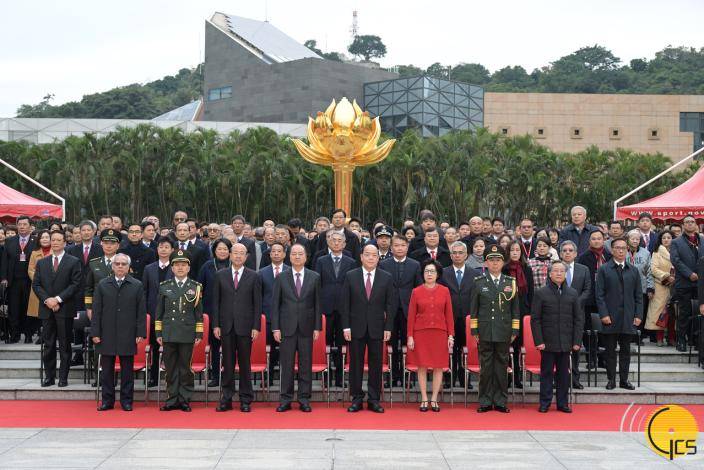 行政長官賀一誠、中央駐澳官員、解放軍駐澳部隊軍官、特區立法和司法機關負責人、政府主要官員及各界人士出席慶祝澳門特別行政區成立24周年升旗儀式。澳門政府新聞局圖片