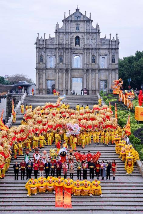 澳門在大年初一舉辦多項新春慶祝活動，其中在大三巴及議事亭前地，有長238米的金龍和醒獅巡遊，吸引大批群眾圍觀。