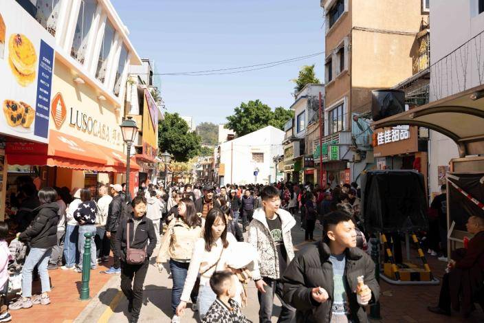 胡景光在一個電台節目表示，在酒店入住率方面，平均都有9成多，價錢方面，5星酒店約4至5千元一晚、3至4星約為1千至2千元，整體房價比起平日周末有3至4成的升幅，但對比2019年價錢相若。另外，由於整體房間數目亦較疫情前多一成半，因此總體旅客人數亦較疫前多。