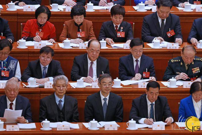 行政長官賀一誠在北京列席十四屆全國人民代表大會第二次會議開幕式。澳門政府新聞局圖片