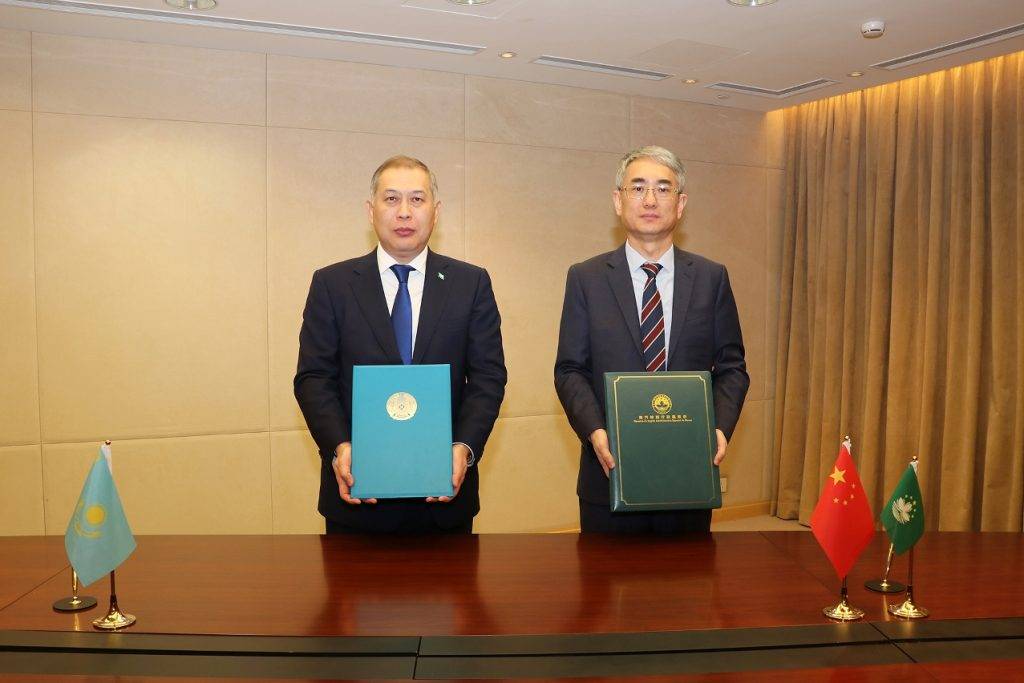 行政法務司司長張永春和哈薩克斯坦駐華大使沙赫拉特·努雷舍夫簽署《協定》。澳門政府新聞局圖片