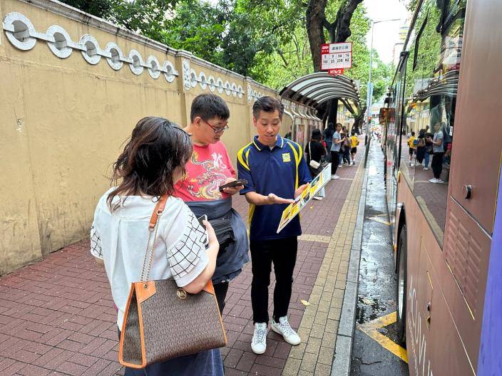 司警局人員向市民介紹反詐程式。澳門政府新聞局圖片