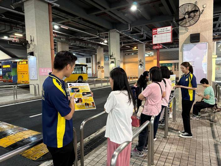 司警局人員鼓勵市民善用反詐程式並與親友分享。澳門政府新聞局圖片