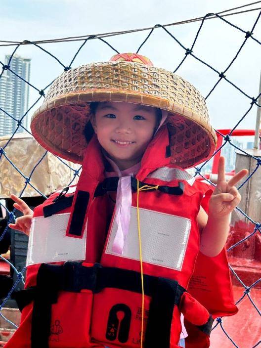 裝扮成小漁民感受漁家生活。澳門政府新聞局圖片