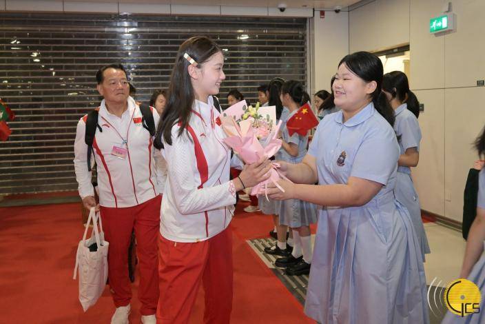 本澳學生向抵澳的國家奧運健兒獻花。澳門政府新聞局圖片