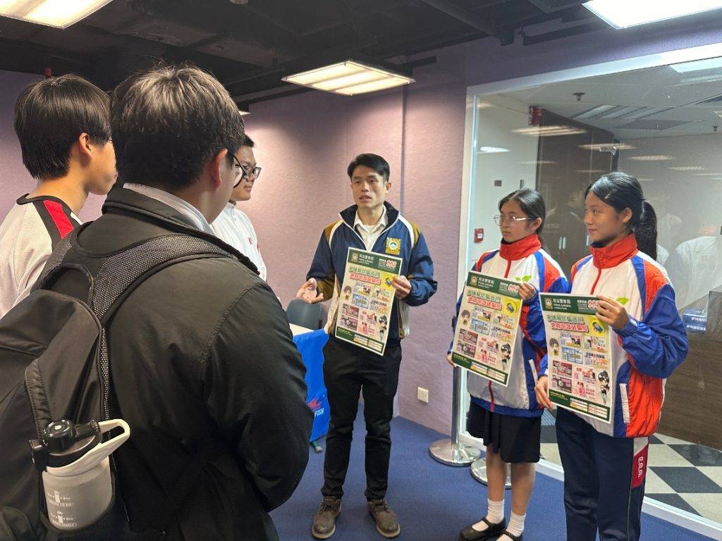 司警局走進社區青少年活動場所宣傳防騙。澳門政府新聞局圖片